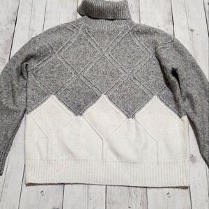 Simply Vera Vera Wang Small Gray and Qhite Turtleneck sweater.